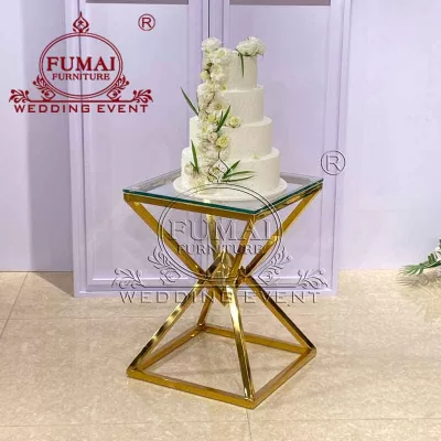 Decorate wedding cake table