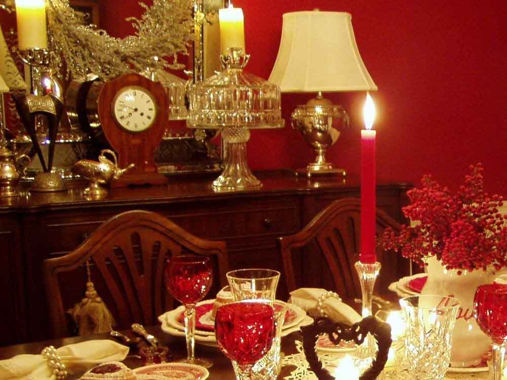 Decorate A Valentine's Dinner Table